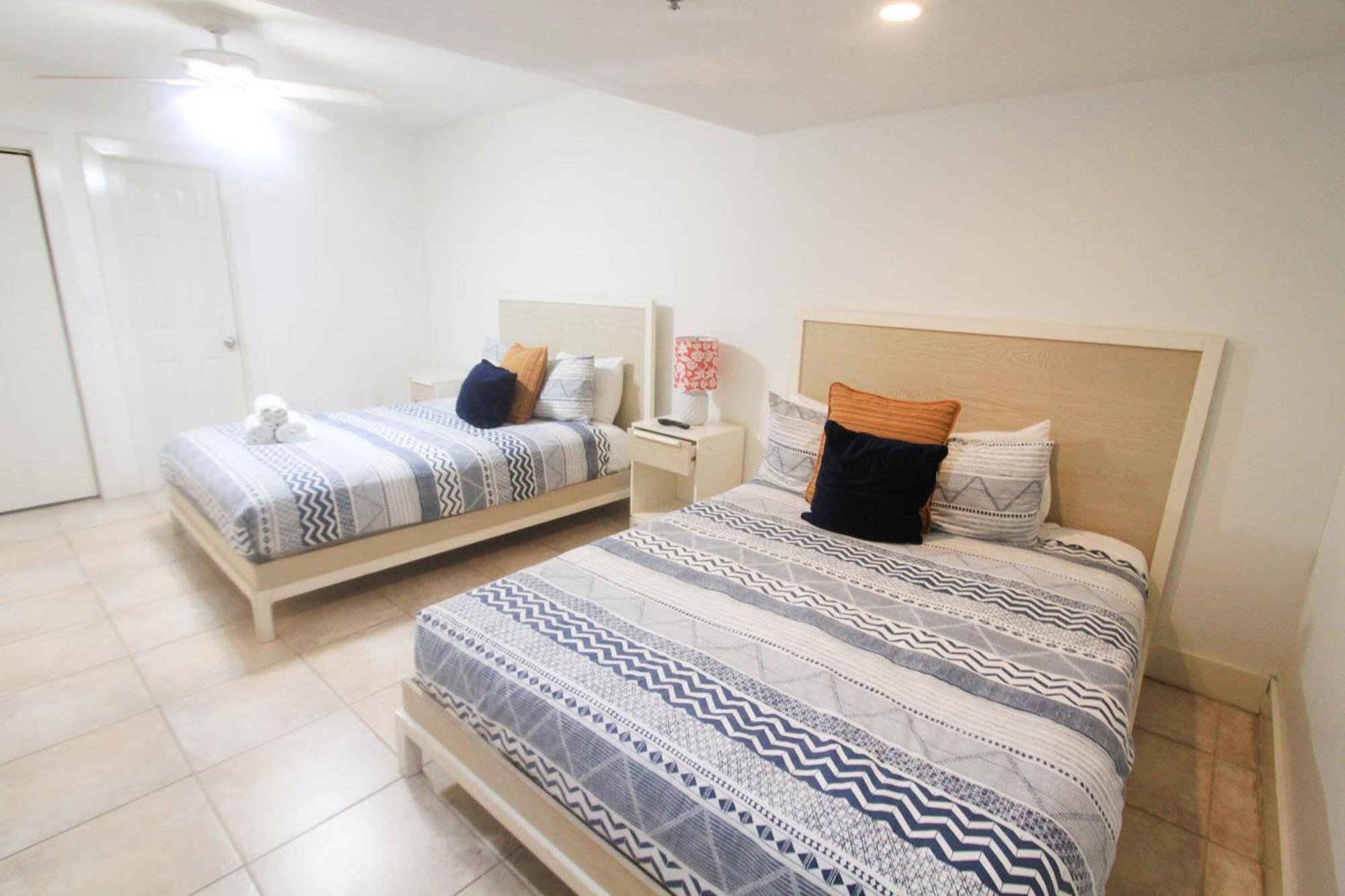 Castle Pavillon 8 Beachfront - Private Beach Access Loft With 2-Story, Pool, Tennis, Free Parking Access Miami Beach Exterior photo